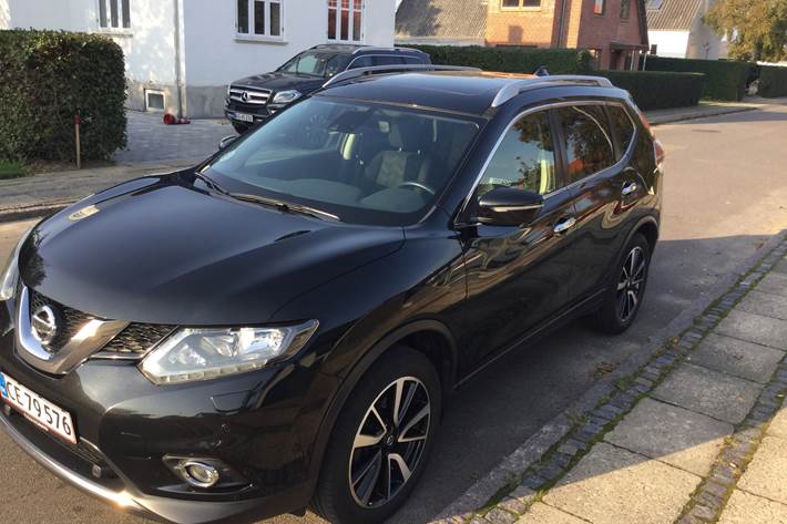 Sort Nissan X-Trail fra 2016