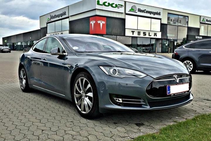 Grå Tesla Model S fra 2013
