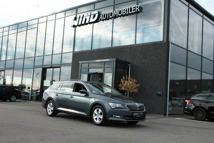 Grå Skoda Superb fra 2017
