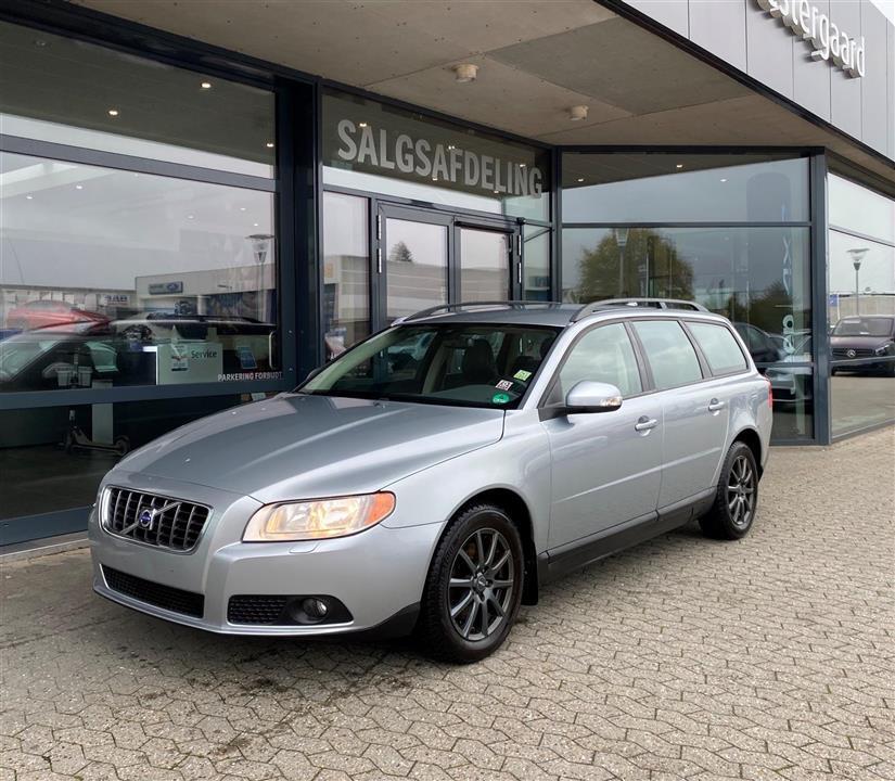 Grå Volvo V70 fra 2009