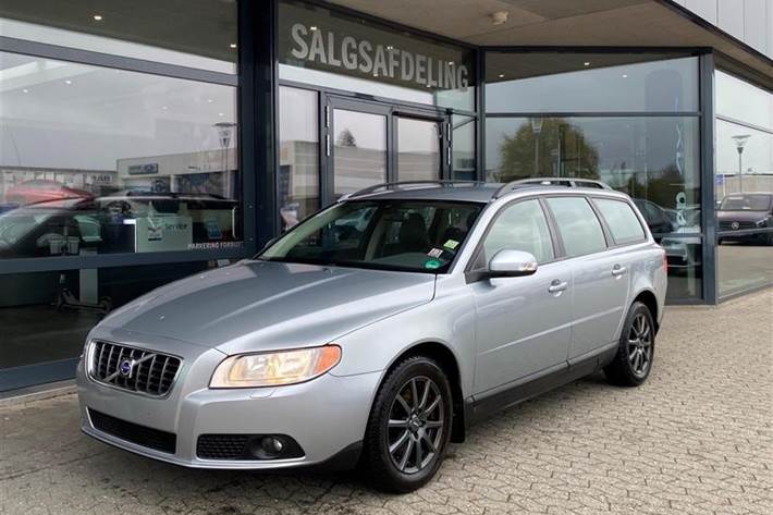 Grå Volvo V70 fra 2009