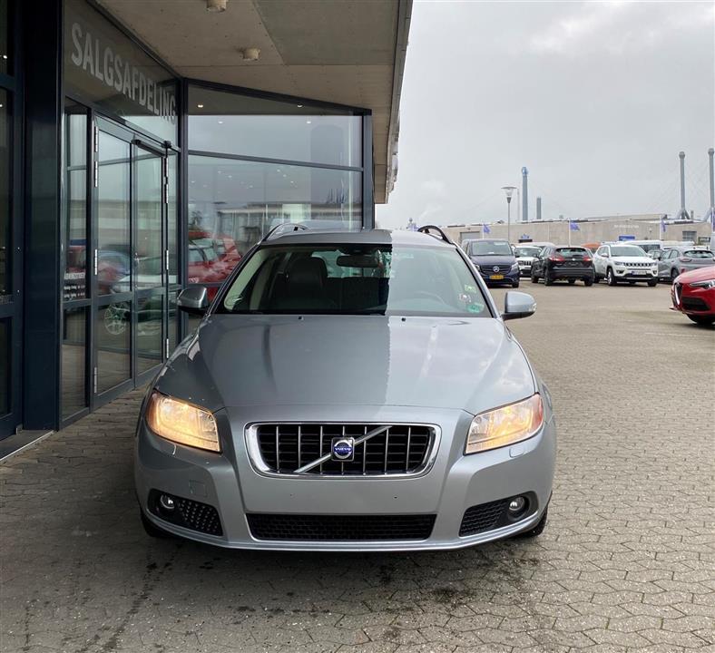 Grå Volvo V70 fra 2009