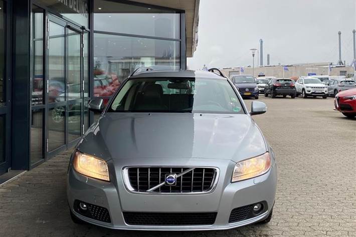 Grå Volvo V70 fra 2009