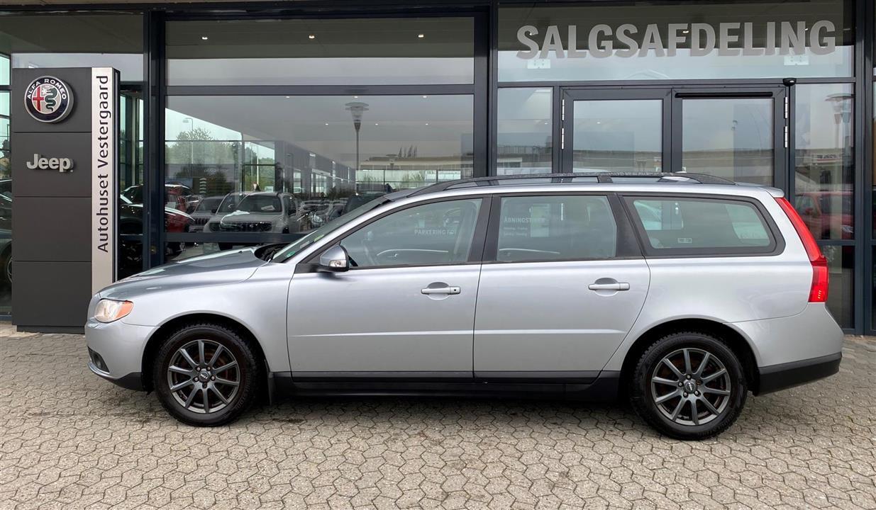 Grå Volvo V70 fra 2009