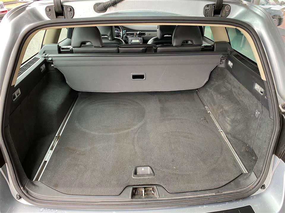 Grå Volvo V70 fra 2009