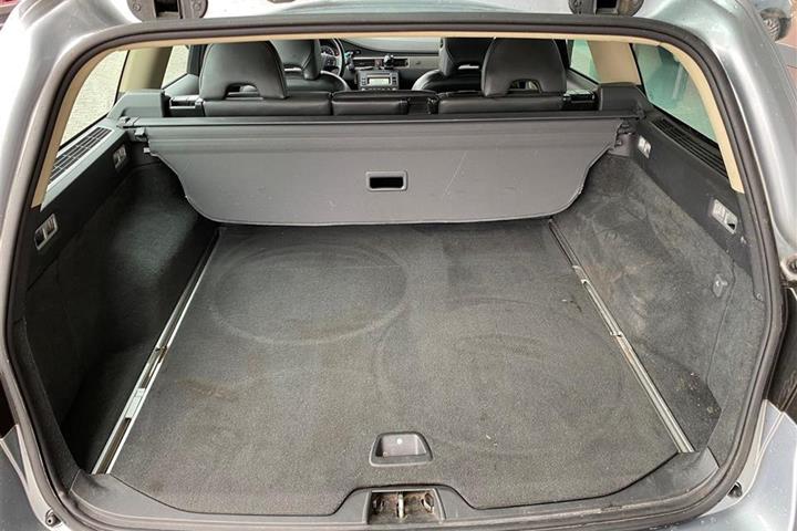 Grå Volvo V70 fra 2009