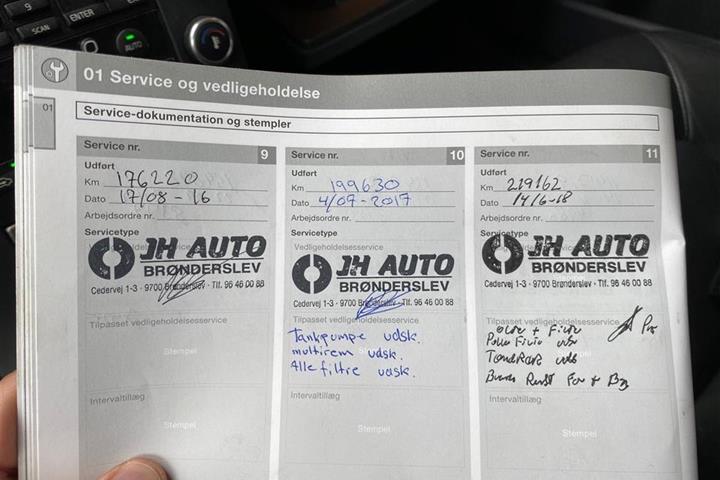Grå Volvo V70 fra 2009