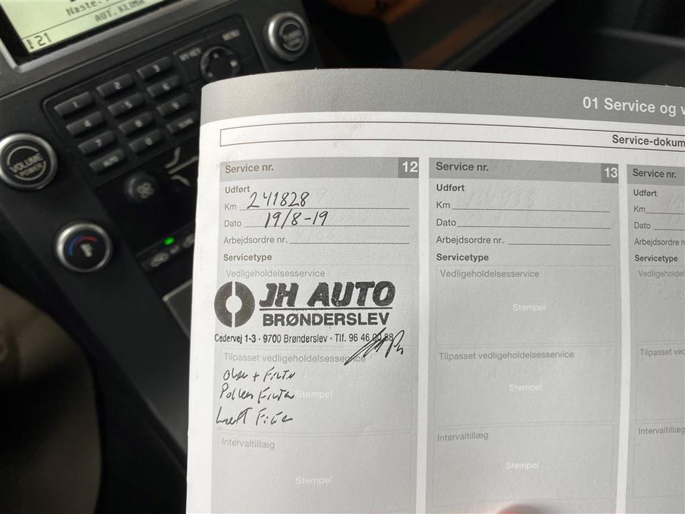 Grå Volvo V70 fra 2009