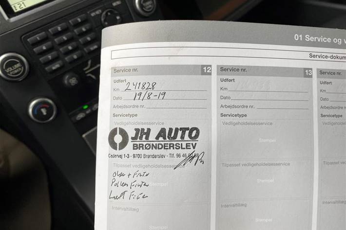 Grå Volvo V70 fra 2009