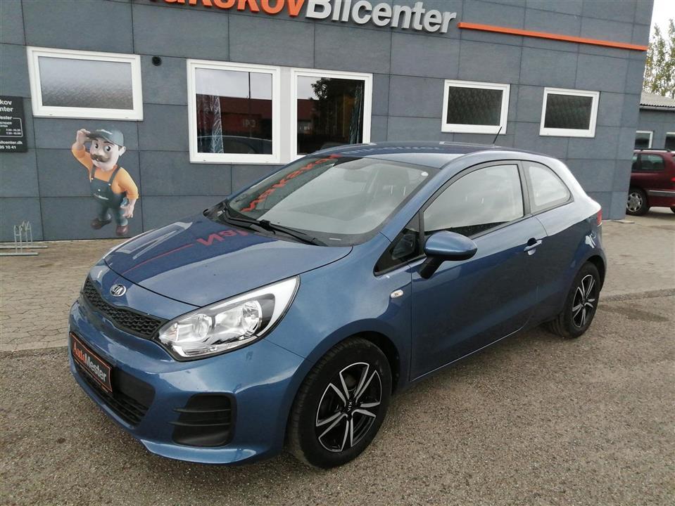 Blå Kia Rio fra 2015