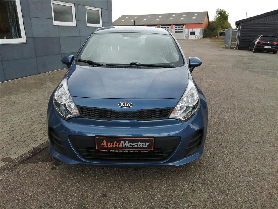 Blå Kia Rio fra 2015