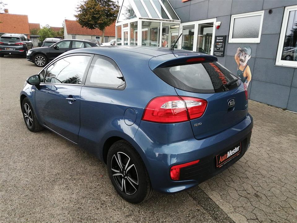 Blå Kia Rio fra 2015
