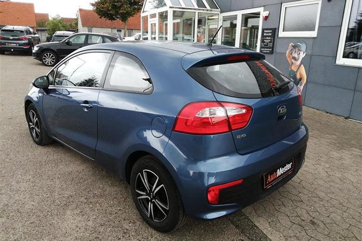 Blå Kia Rio fra 2015