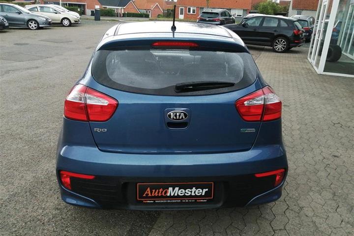 Blå Kia Rio fra 2015