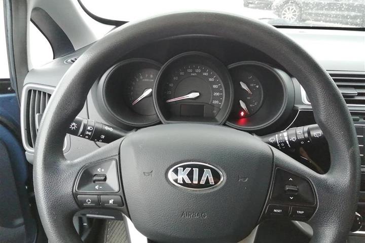 Blå Kia Rio fra 2015