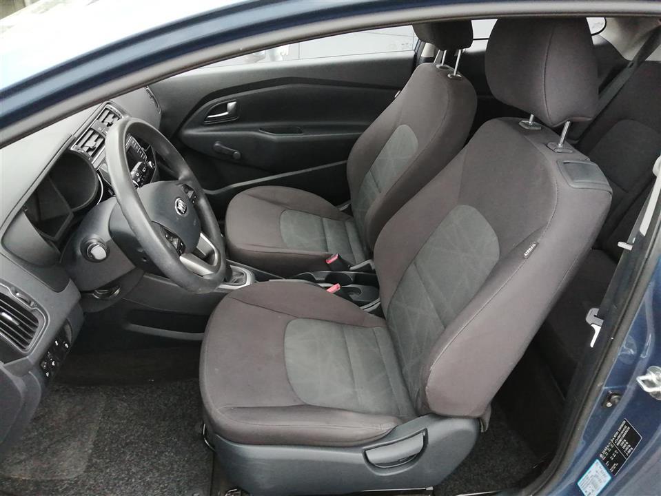 Blå Kia Rio fra 2015