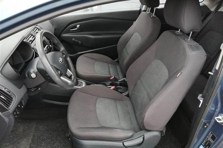 Blå Kia Rio fra 2015