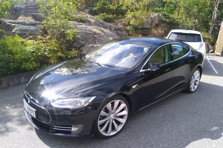 Sort Tesla Model S fra 2014
