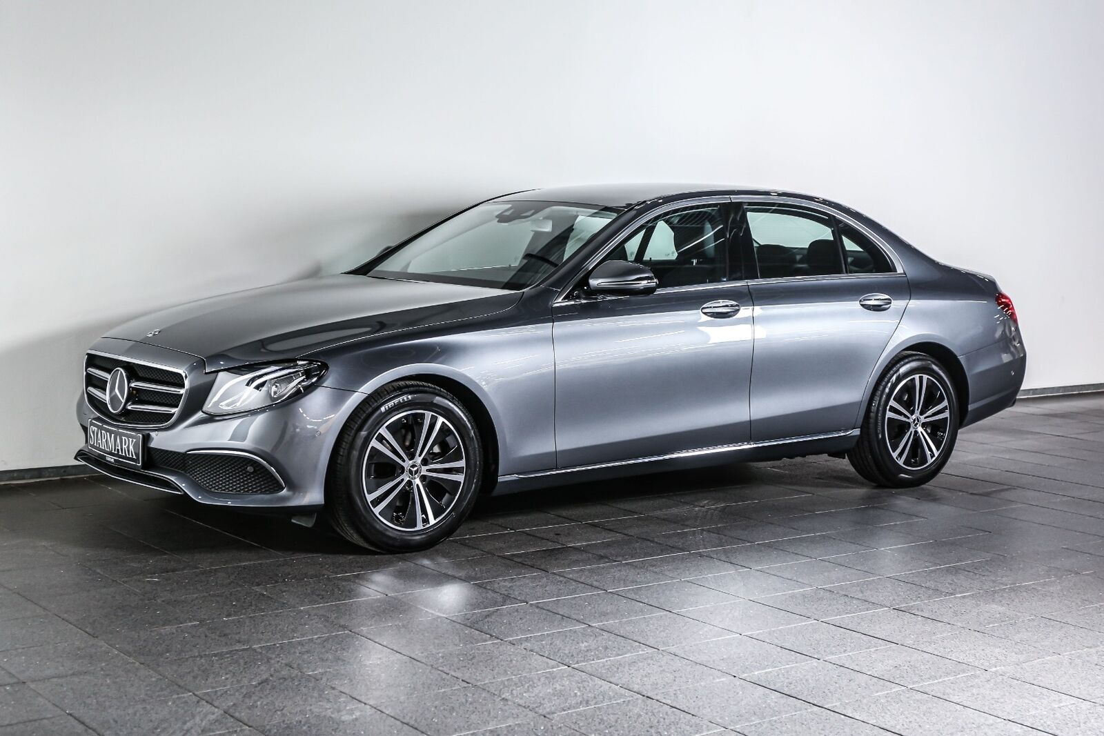 Grå Mercedes E220 d fra 2020
