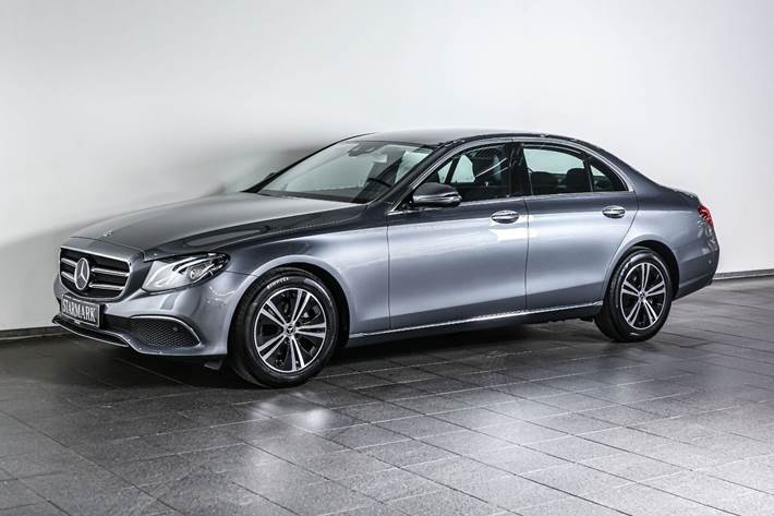 Grå Mercedes E220 d fra 2020
