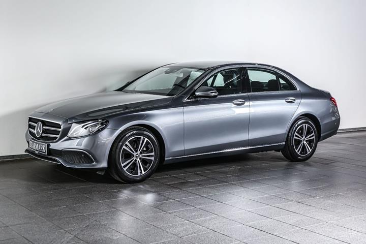 Grå Mercedes E220 d fra 2020