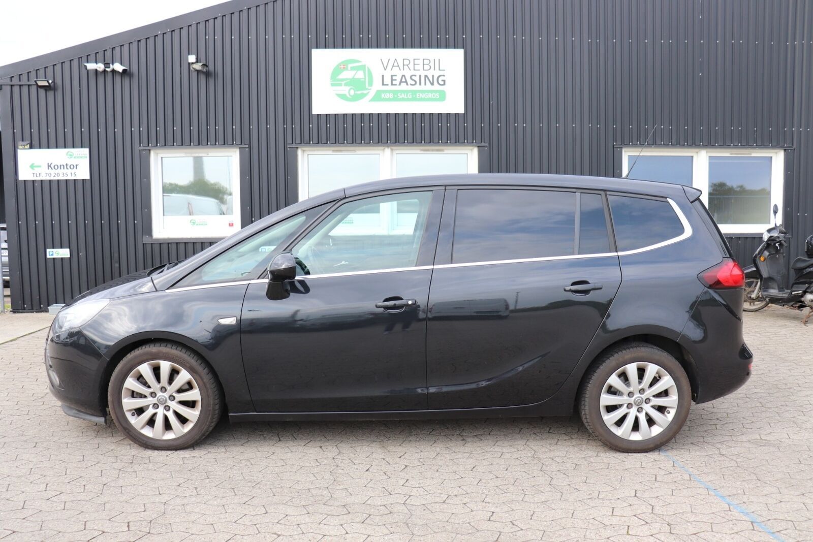 Sort Opel Zafira fra 2016