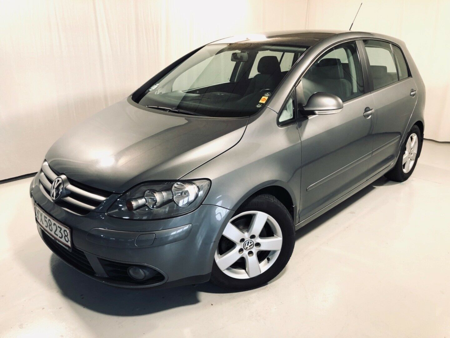 Grå VW Golf Plus fra 2007