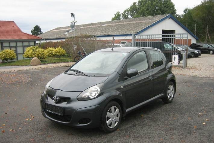 Grå Toyota Aygo fra 2011