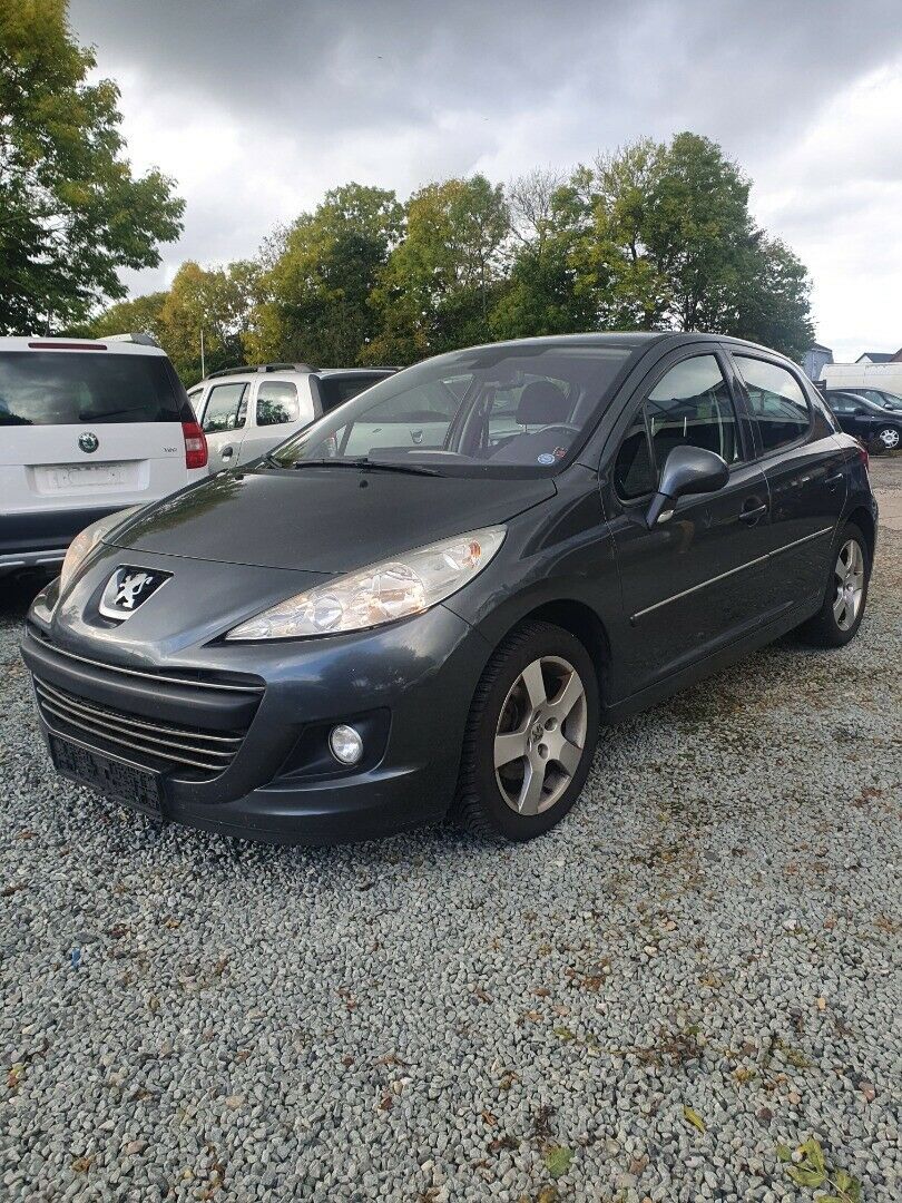 Grå Peugeot 207 fra 2010
