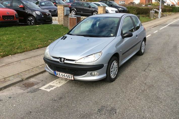 Grå Peugeot 206 fra 2000