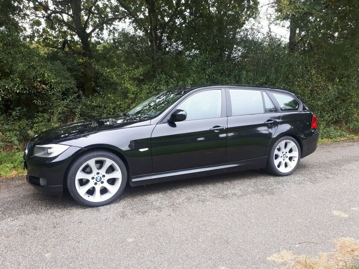 Grå BMW 320i fra 2009