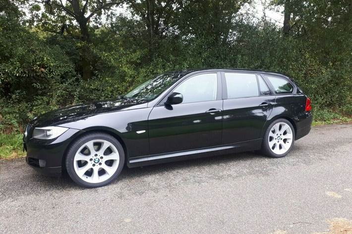 Grå BMW 320i fra 2009