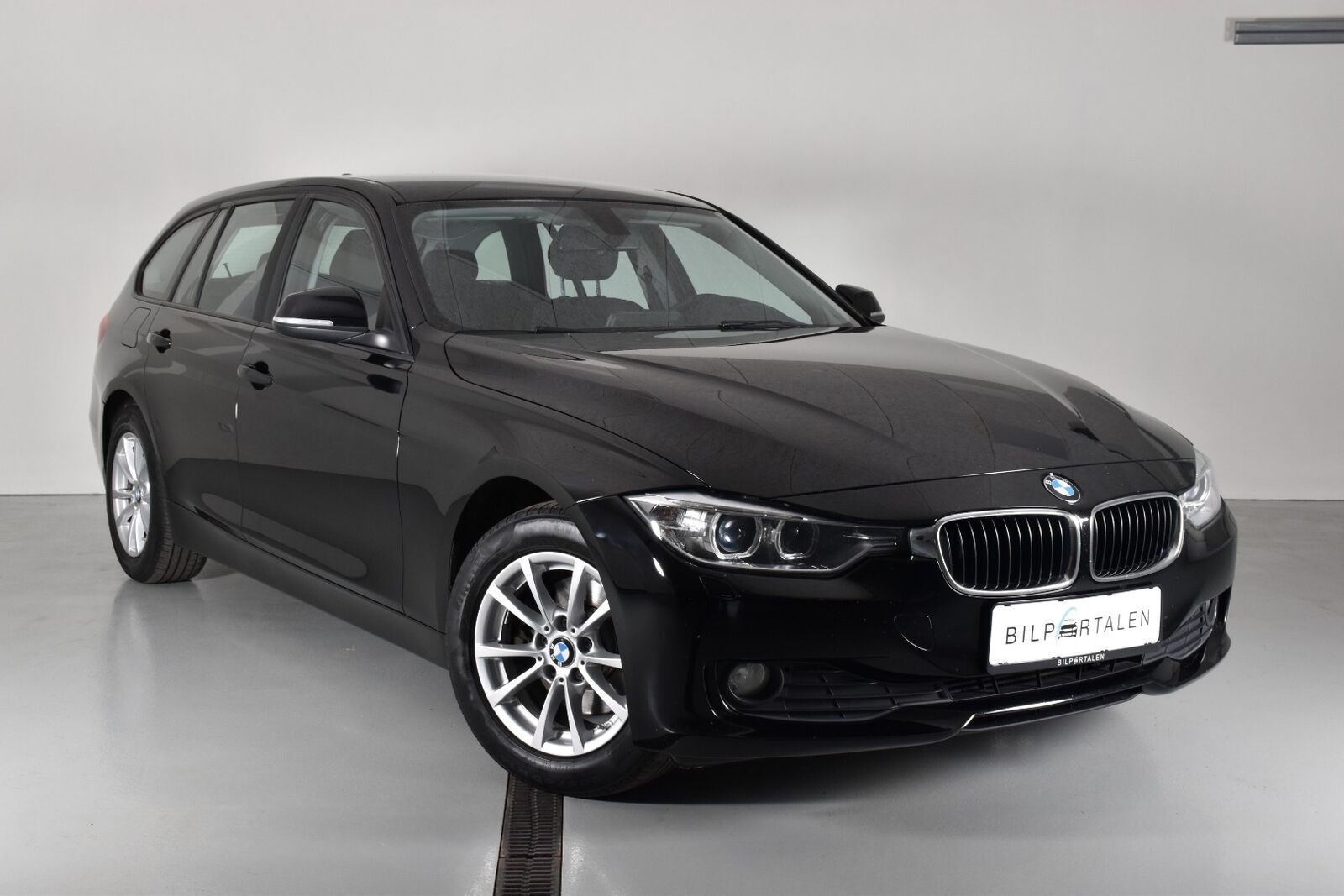 Grå BMW 320d fra 2014