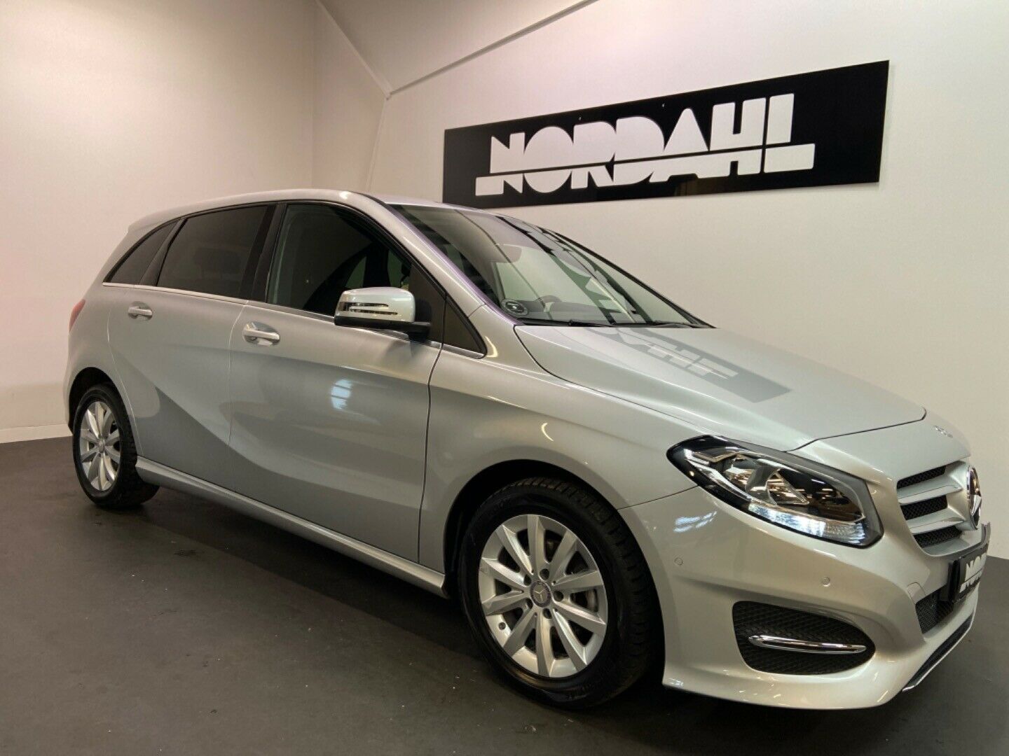 Grå Mercedes B180 d fra 2016