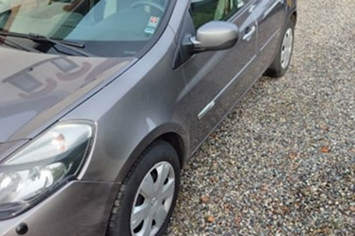 Grå Renault Clio fra 2012