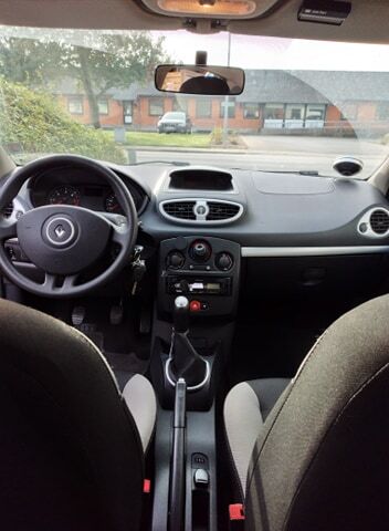 Grå Renault Clio fra 2012