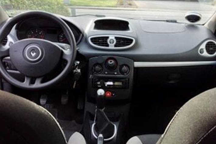 Grå Renault Clio fra 2012