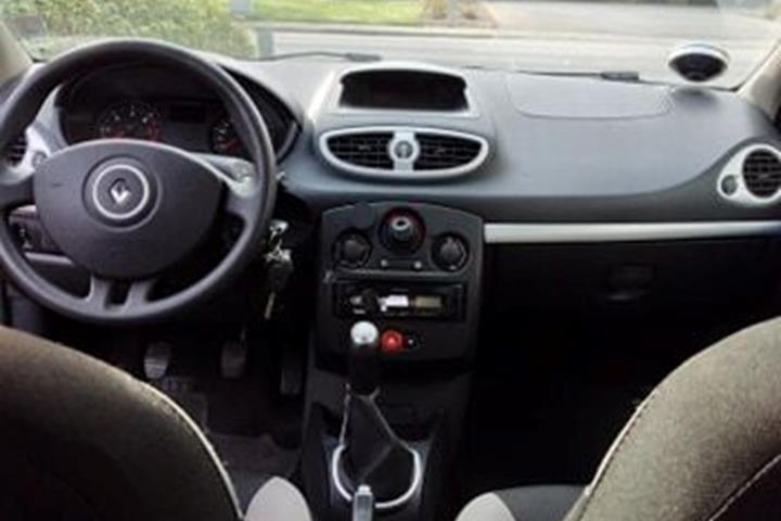 Grå Renault Clio fra 2012
