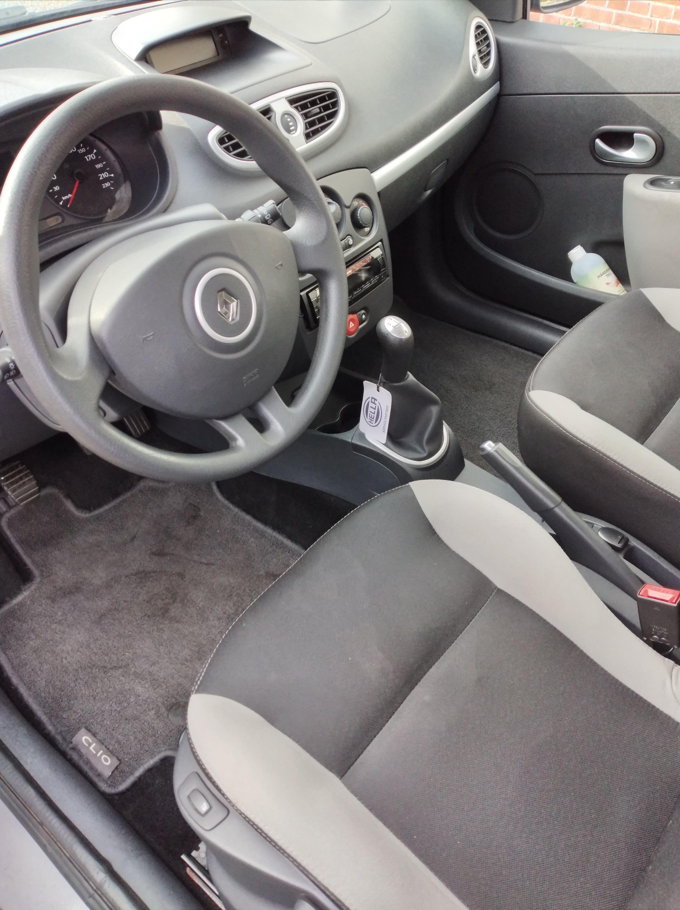 Grå Renault Clio fra 2012