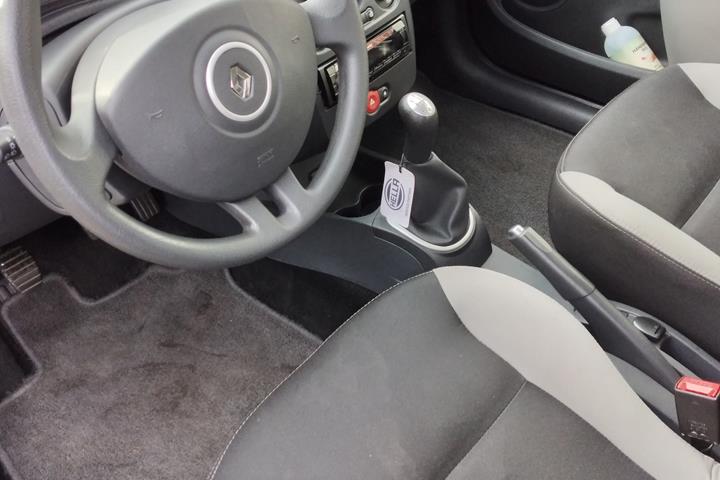 Grå Renault Clio fra 2012
