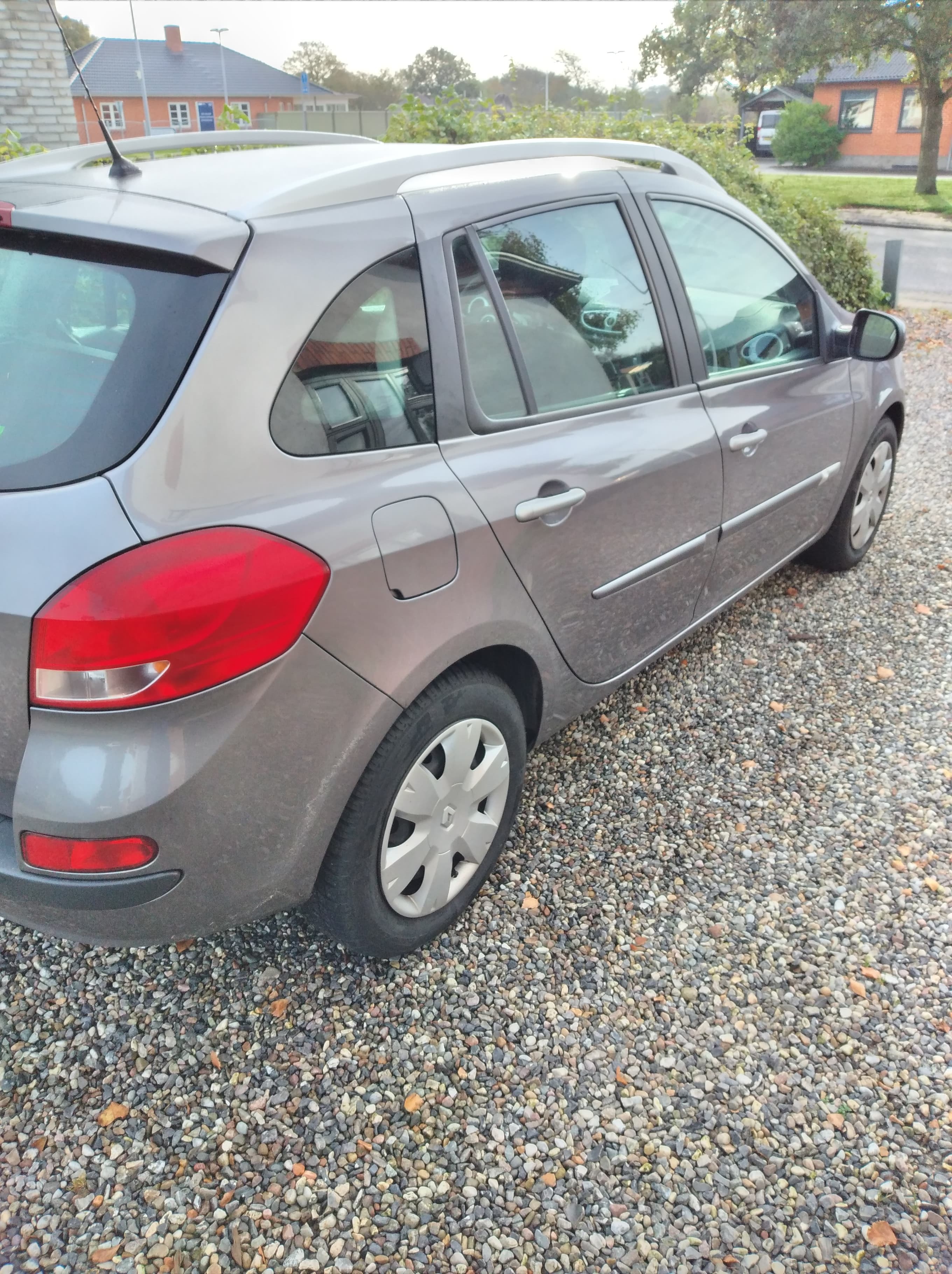 Grå Renault Clio fra 2012