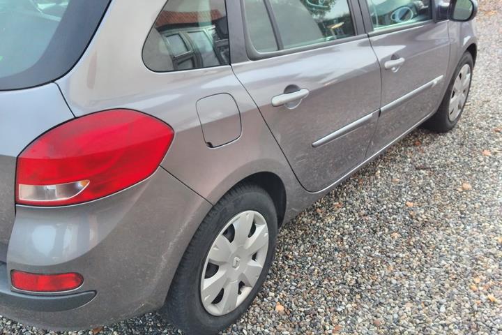 Grå Renault Clio fra 2012