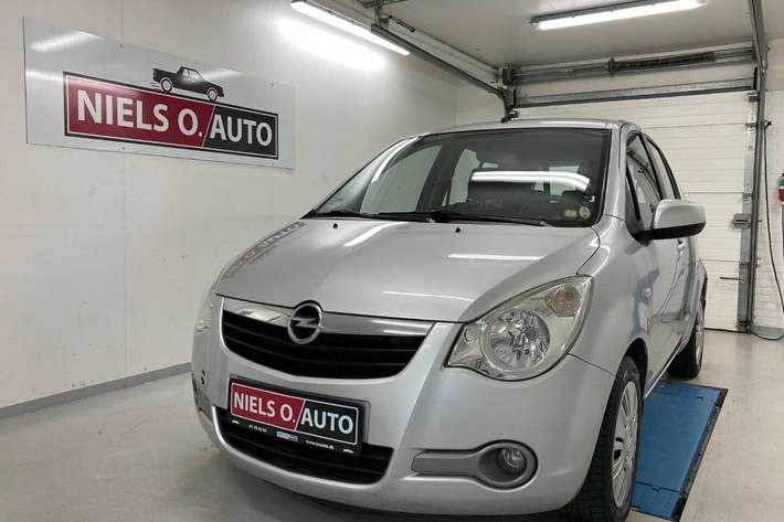 Grå Opel Agila fra 2008