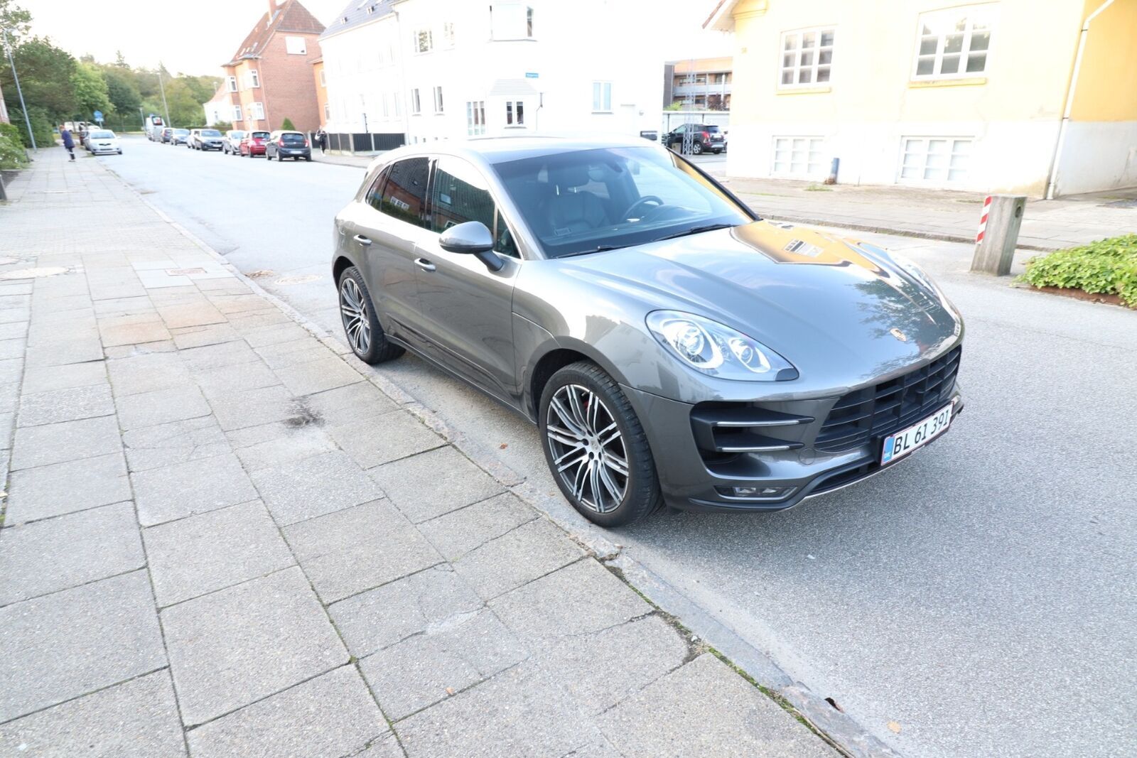 Grå Porsche Macan Turbo fra 2014