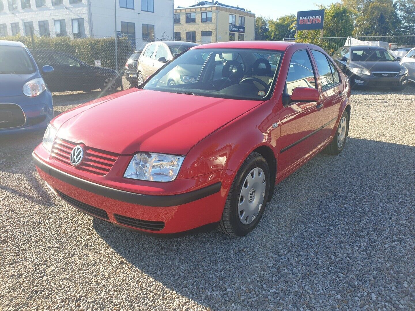 Rød VW Bora fra 2001