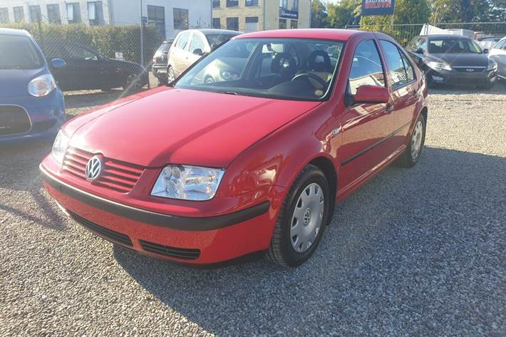 Rød VW Bora fra 2001