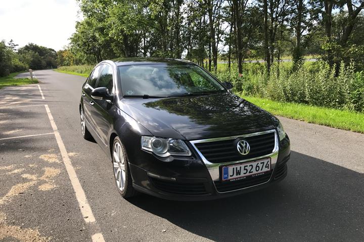 Sort VW Passat fra 2006