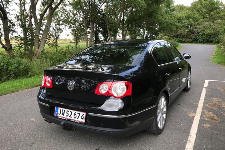 Sort VW Passat fra 2006