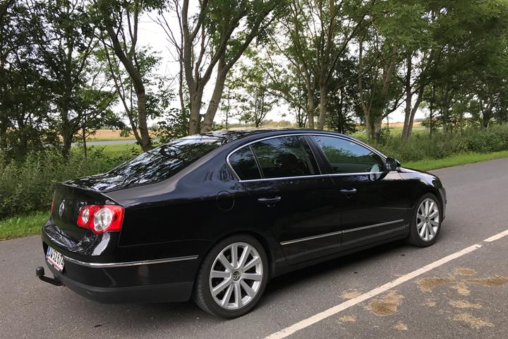 Sort VW Passat fra 2006