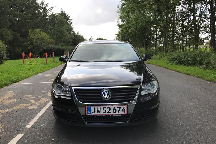 Sort VW Passat fra 2006